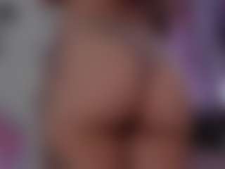 Live cam show with Aly Roses - Oil on Camming Site