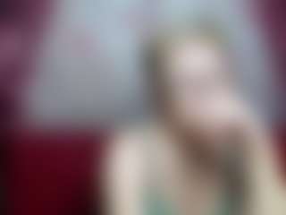 Live cam show with EmiliaGree - Bedroom on AdultVida.com