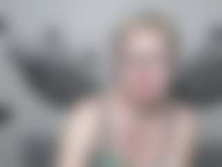 Live cam show with EmiliaGree - Chubby on madthumbs