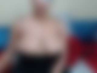Live cam show with Londilicious33 - Fingering MILF on Dolls Live