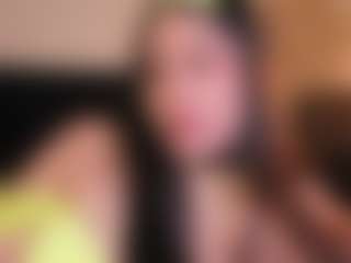 Live cam show with Emilia - Naked on Fapmatic.com
