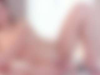 Live cam show with NaomiSunset - Living Room on liverealitysex.com