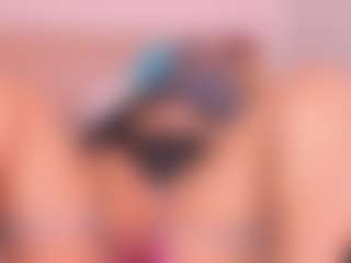 Live cam show with Isa-perez - Shaved Pussy MILF on Camsoda