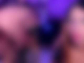 Live cam show with Luna - Camel Toe on Big Tits