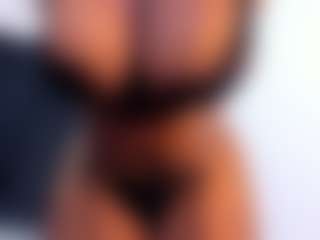 Live cam show with MARA-THOMPSONN - Oil on AdultVida.com