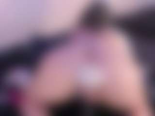 Live cam show with IvannaBellini01 - College Teen (18+) on AdultVida.com