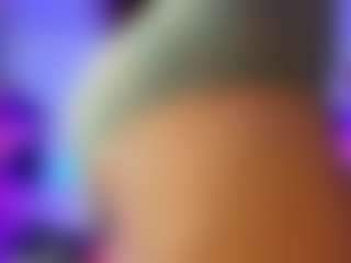 Live cam show with LittleVixen18 - Living Room on liverealitysex.com
