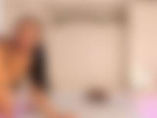 Live cam show with KeylaRoss - Living Room on Chatstar