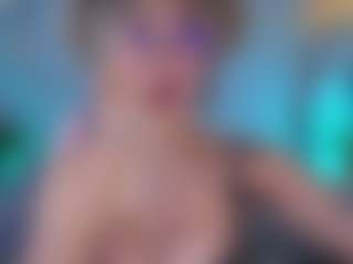 Live cam show with Elisse Cinnamon - Petite Teen (18+) on CamwithHer