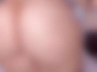 Live cam show with sweet-booty - Flashing on CamwithHer