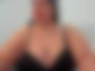 Andrea-curvy1 MILF webcam performer live streaming