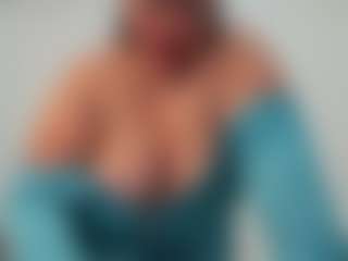 Live cam show with Andrea-curvy1 - Hairy Pussy on AdultVida.com