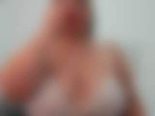 Andrea-curvy1 MILF webcam performer live streaming