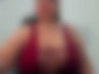 Andrea-curvy1 MILF webcam performer live streaming