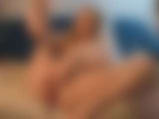 Live cam show with Emma - Shaved Pussy on Camsoda