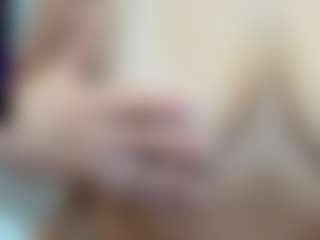 Live cam show with LindaInsatiable - Fingers on Stripli.com