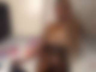 Live cam show with Bella - Public BBW on fuklive.com