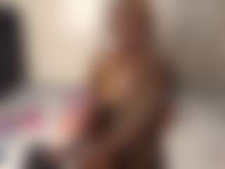 Live cam show with Bella - Athletic Bedroom on fuklive.com