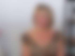 MarieDesire MILF webcam performer live streaming