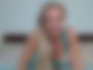 Laura Bentley MILF webcam performer live streaming