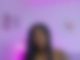 Live cam show with DonnaBeella - Petite MILF on WildCum