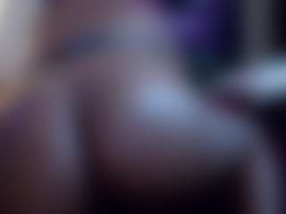 Live cam show with Mzprettyzone - Spank Ebony on Gym Cam Girls