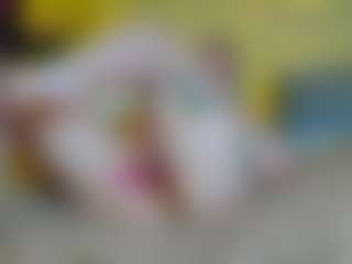 Live cam show with Debbie - Shaved Pussy on AdultVida.com