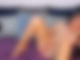 Live cam show with NatasaWilder - Bedroom MILF on Camsoda