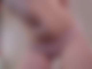 Live cam show with Genne - Brown Hair Petite on Hubzter Live