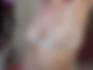 Live cam show with JennyyLuv - Thong on AdultVida.com