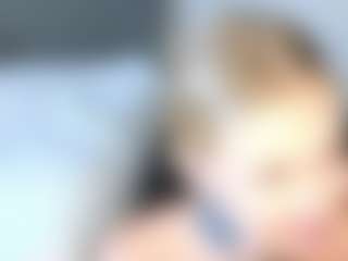 Live cam show with Ann - Kisses on AdultVida.com