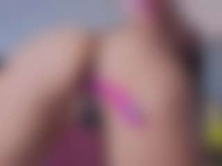 Live cam show with Mia-Oceann - Strip on Camsoda