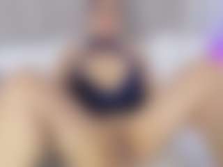 Live cam show with Laura Smith - Strip Curvy on Camsoda