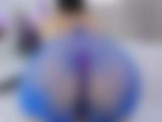 Live cam show with Laura Smith - Shaved Pussy on Camsoda