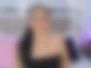 Live cam show with Laura Smith - Public Curvy on SxyPornLive