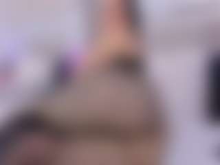 Live cam show with Laura Smith - Petite on Camsoda