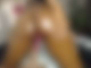 Live cam show with Queen-bree - Shaved Pussy on Livezox