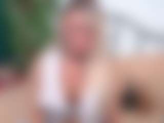 Live cam show with IsadoraDunkan - Striptease Granny on Camversity