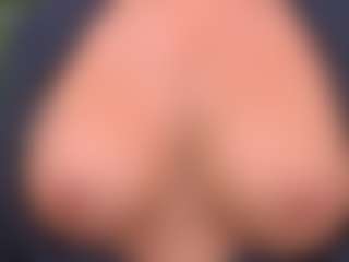 Live cam show with IsadoraDunkan - Shaved on Camsoda