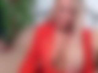 Live cam show with IsadoraDunkan - Granny on madthumbs