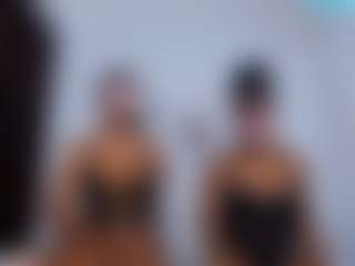 Live cam show with CrystalXebony - Athletic on StripNow