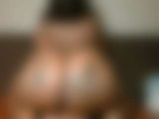 Yourthickgyal's Live Sex Cam Show