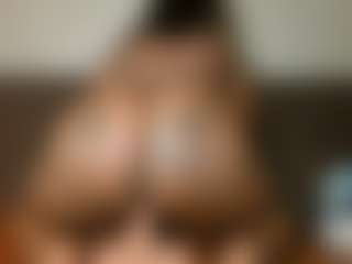 Yourthickgyal's Live Sex Cam Show