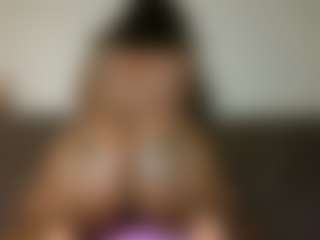 Yourthickgyal's Live Sex Cam Show