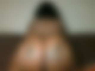 Yourthickgyal's Live Sex Cam Show