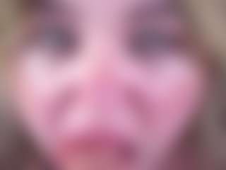Live cam show with ZaraReign - Smoking on Fling VIP Chat