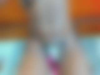 Live cam show with AlmaSaennz - Black MILF on Camiplay Live