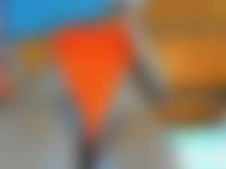 Live cam show with AlmaSaennz - Black MILF on Camiplay Live