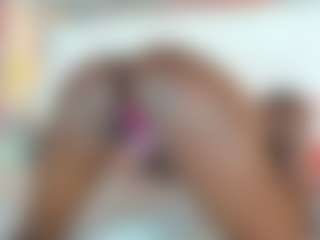 AlmaSaennz MILF webcam performer live streaming