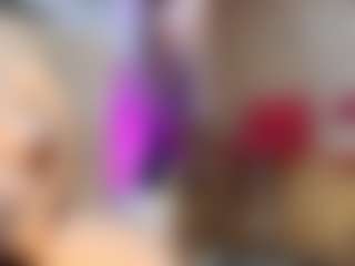 Live cam show with dayannawins - Skinny on Livezox
